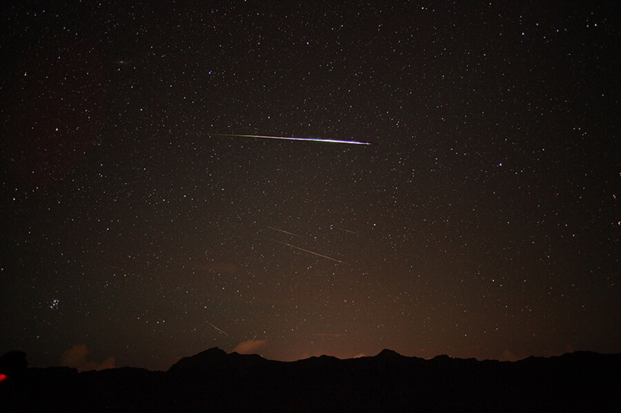 8月星空更璀璨！英仙座流星雨、土星衝和最大滿月爭相登場