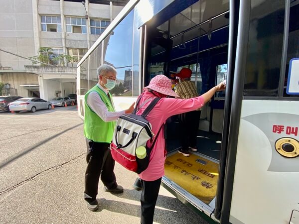 派出所所長當中市 公車駕駛  為民服務繼續上路 