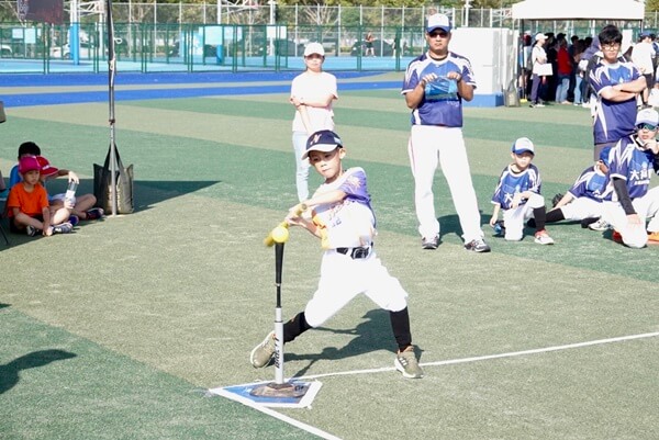 陽耀勳攜手小球員PLAY BALL！台中市長盃U8迷你 棒球 錦標賽中央球場歡樂登場 