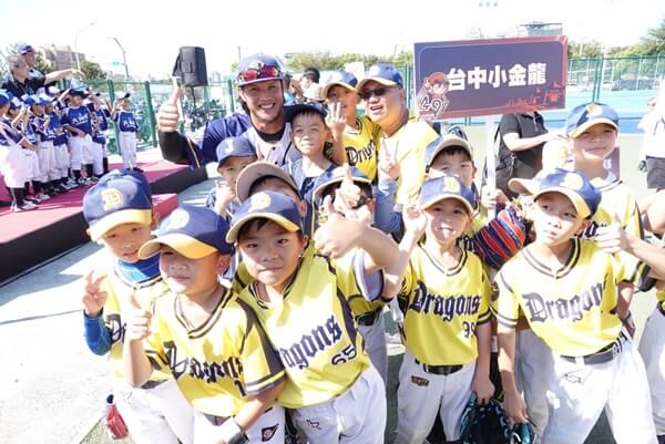 陽耀勳攜手小球員PLAY BALL！台中市長盃U8迷你 棒球 錦標賽中央球場歡樂登場