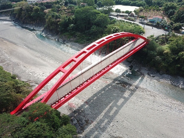 六龜 東溪大橋 重新上妝 荖濃溪上展嬌豔