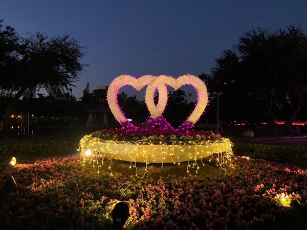 耶誕嘉年華 邀您點亮夜美麗！中市建設局佈燈湧泉公園、台中公園