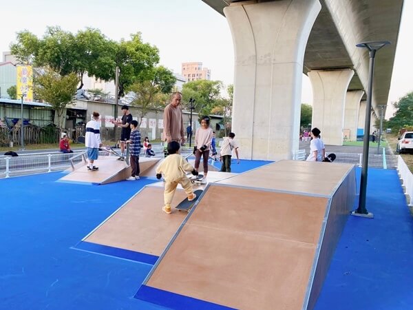 陪伴孩童乘風翱翔！ 中市建設局長視察 綠空廊道 滑輪遊戲場