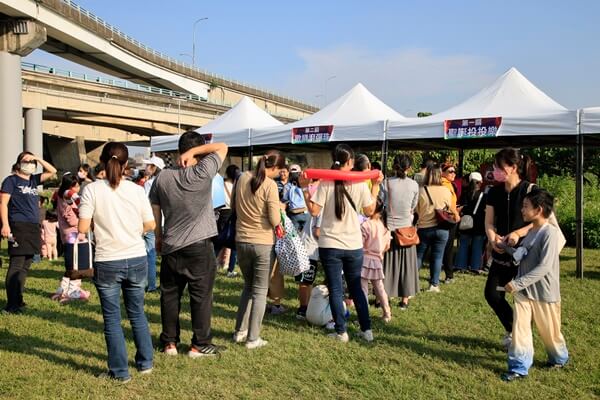 眾所期待的「 2023鴨鴨公園地景藝術展 」在9日奇幻登場，展覽至113年1月14日。今日開幕儀式邀請特技表演等團體帶來精采演出，讓小鴨巫師帶領著大家進入魔法世界，而新北市政府高灘地工程管理處處長張修銘也到現場與市民朋友探索魔法小鴨們，展開奇幻夢境。