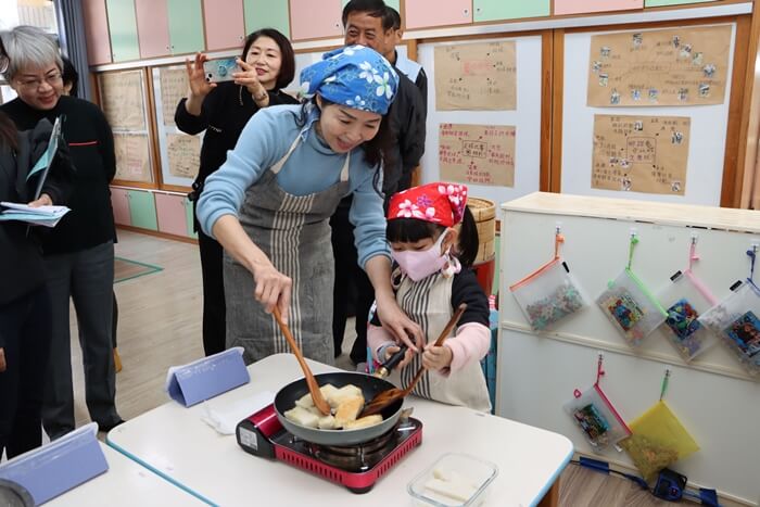 體驗「挷菜頭、煎菜頭粄」苗栗縣長夫人與獅潭國小附幼兒童全客語對話